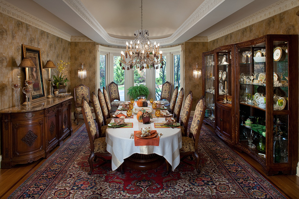 Inspiration pour une très grande salle à manger traditionnelle fermée avec un mur beige et un sol en bois brun.
