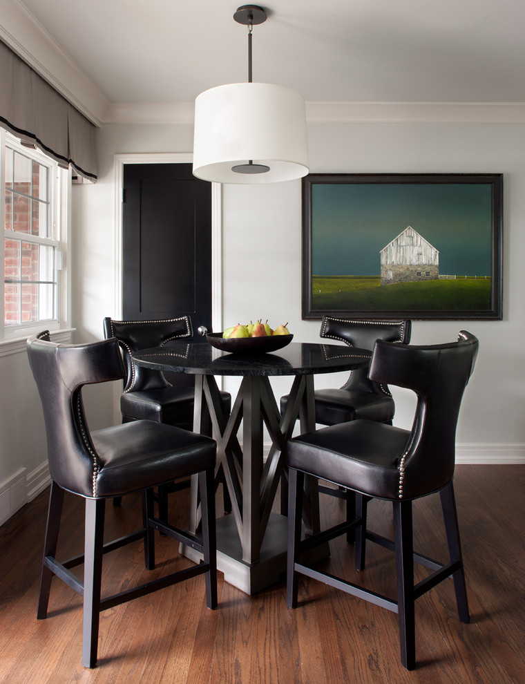 Свежая идея для дизайна: гостиная-столовая в стиле неоклассика (современная классика) с серыми стенами и темным паркетным полом - отличное фото интерьера