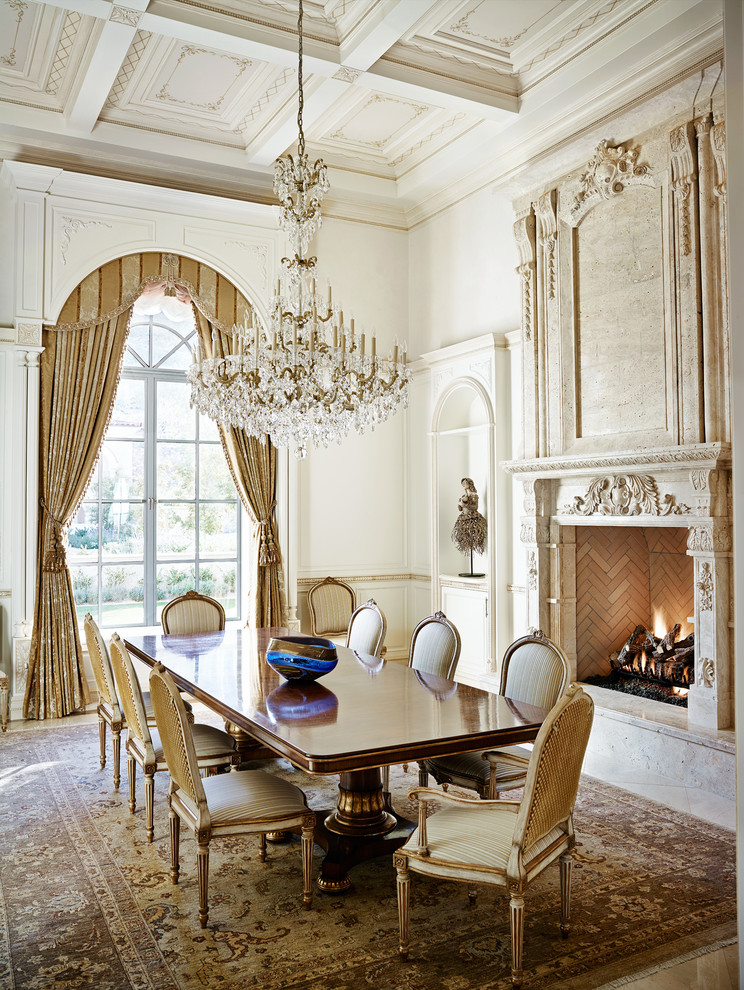 Источник вдохновения для домашнего уюта: столовая в классическом стиле с бежевыми стенами, стандартным камином и фасадом камина из камня