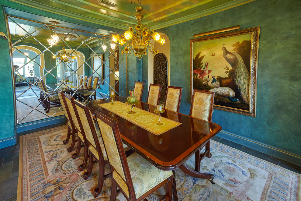 Foto di una sala da pranzo classica chiusa e di medie dimensioni con pareti verdi, pavimento in ardesia, nessun camino e pavimento grigio