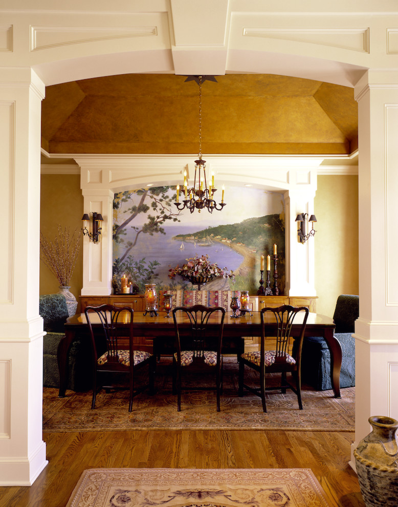 Inspiration pour une grande salle à manger victorienne fermée avec un mur jaune et un sol en bois brun.
