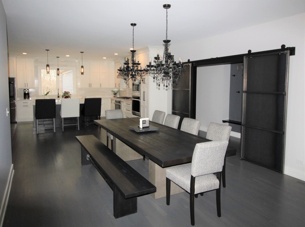 Стильный дизайн: большая кухня-столовая в стиле неоклассика (современная классика) с серым полом, белыми стенами и темным паркетным полом без камина - последний тренд