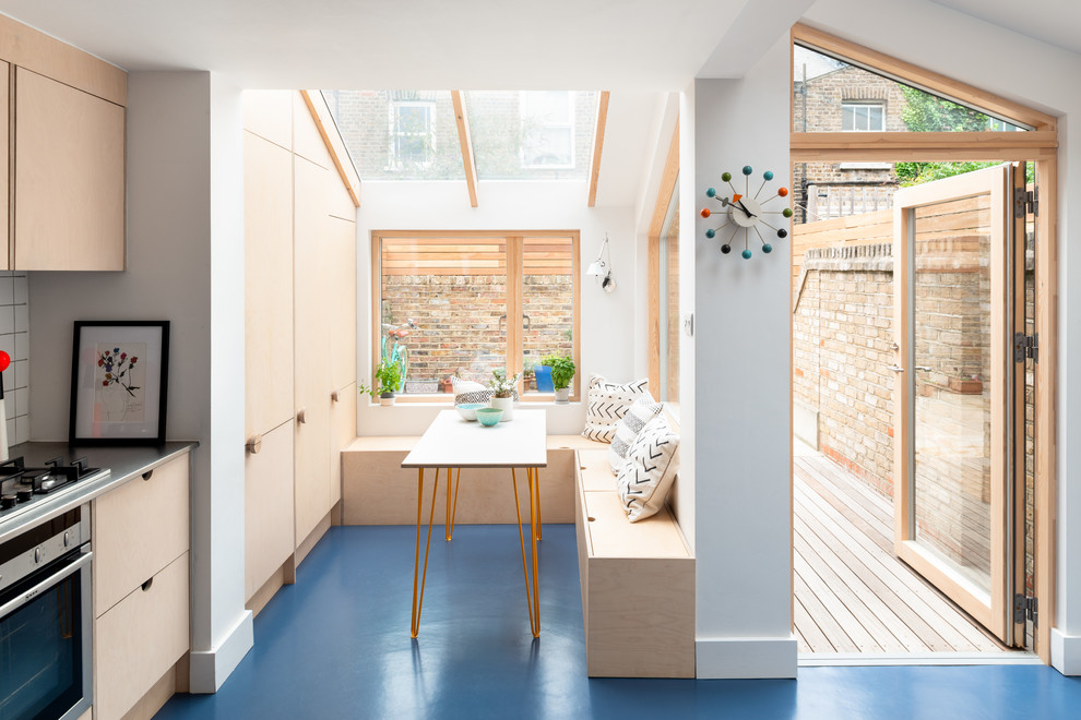 Mittelgroßes Skandinavisches Esszimmer mit blauem Boden und weißer Wandfarbe in London