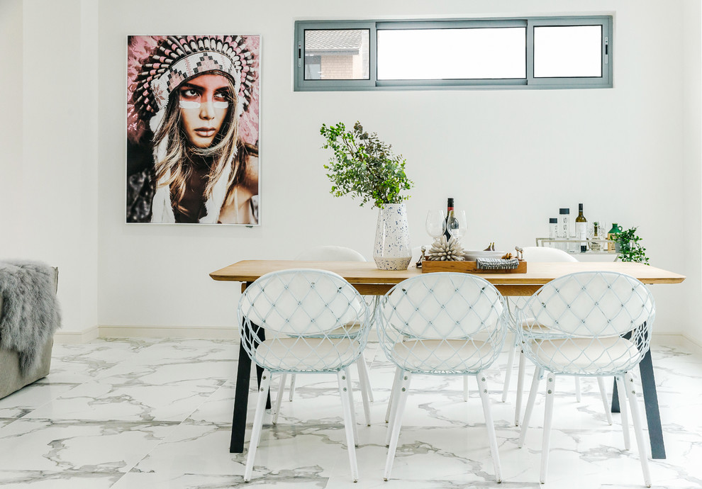 Foto di una sala da pranzo design con pareti bianche e pavimento bianco