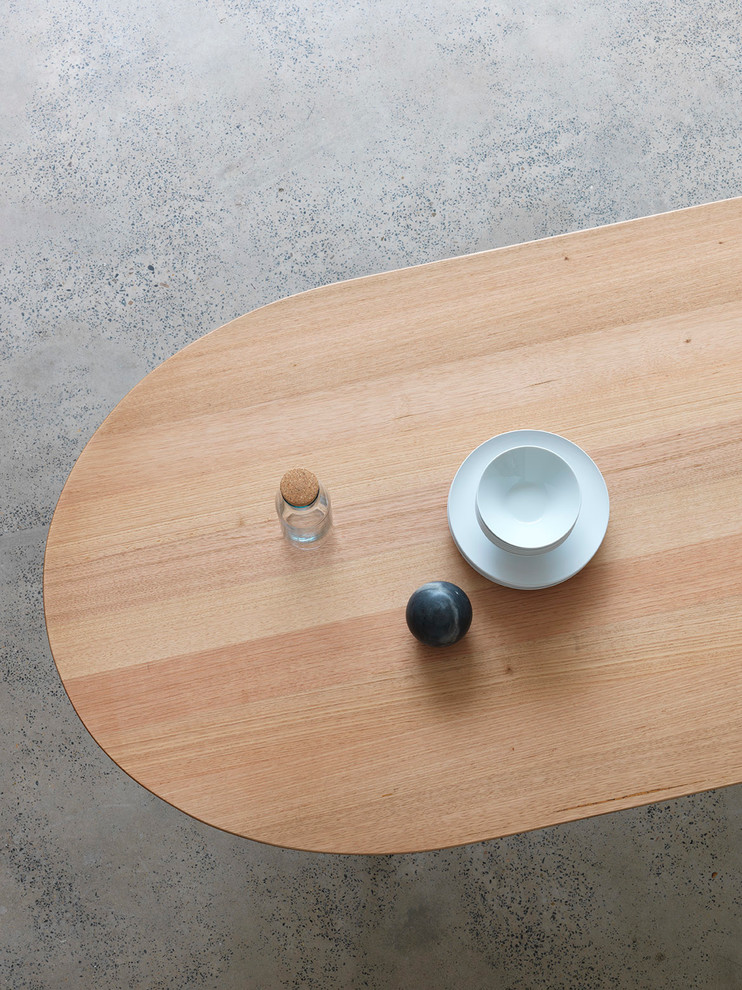 Ispirazione per una sala da pranzo aperta verso la cucina minimal di medie dimensioni con pavimento in cemento