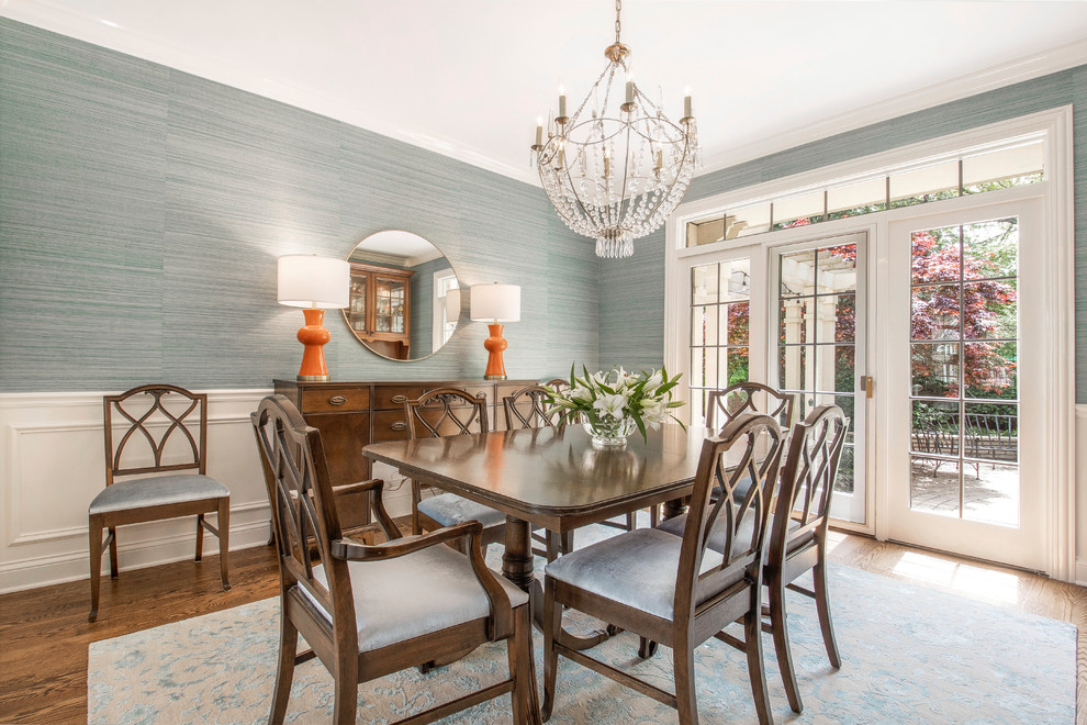 Idée de décoration pour une salle à manger tradition de taille moyenne avec un mur bleu, un sol en bois brun et un sol marron.