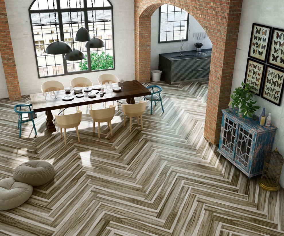 Ispirazione per una sala da pranzo aperta verso il soggiorno industriale con pareti beige, pavimento in legno massello medio e pavimento beige
