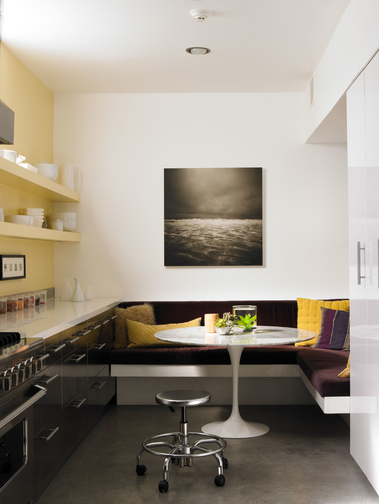 Idées déco pour une petite salle à manger moderne avec un mur blanc et sol en béton ciré.