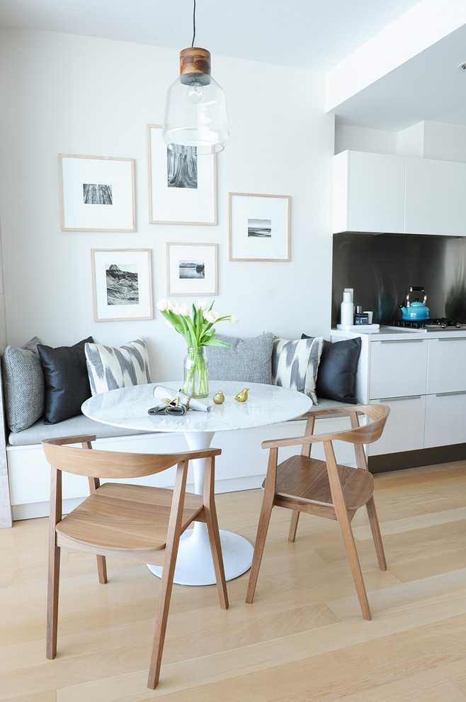 Источник вдохновения для домашнего уюта: столовая в стиле неоклассика (современная классика) с белыми стенами и светлым паркетным полом