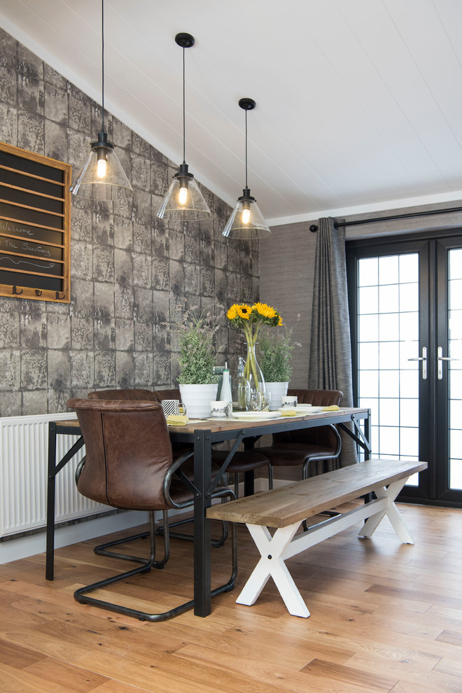 Стильный дизайн: столовая в стиле кантри с серыми стенами, светлым паркетным полом и коричневым полом - последний тренд