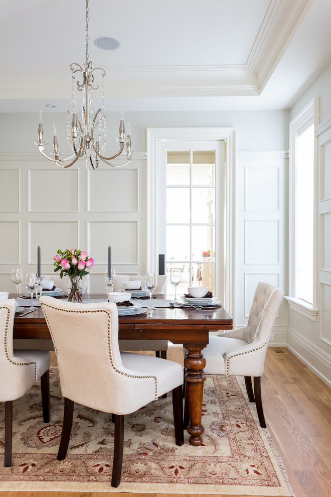 Источник вдохновения для домашнего уюта: столовая в классическом стиле с белыми стенами и паркетным полом среднего тона без камина