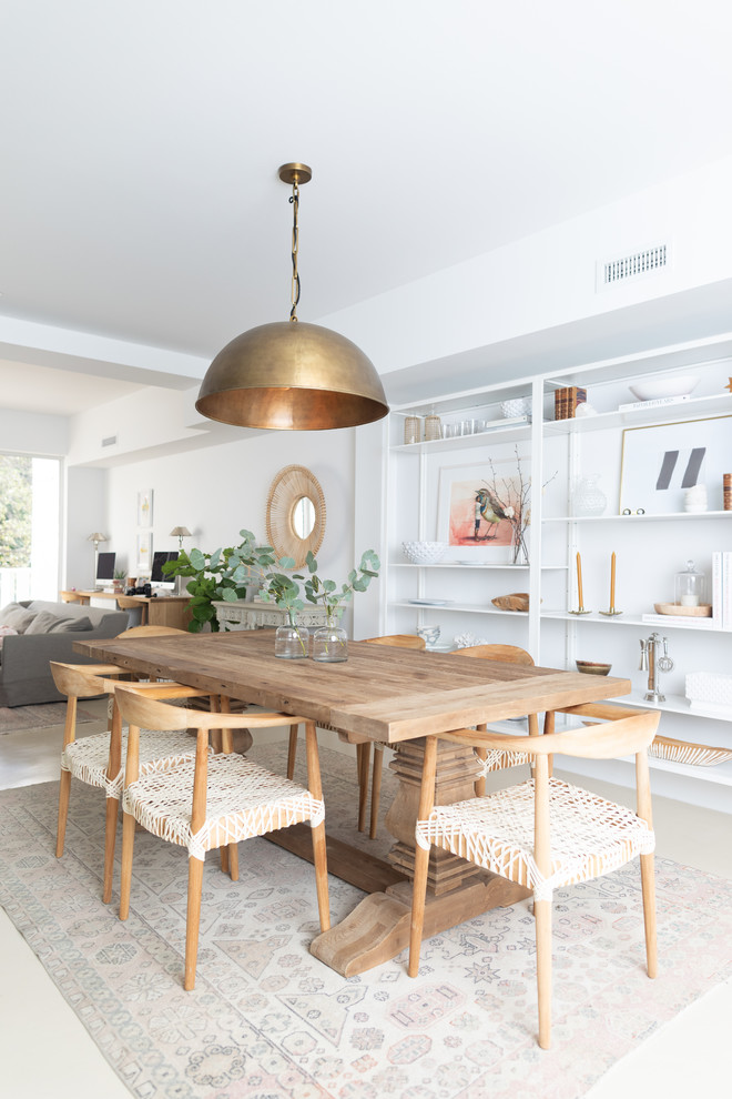 Foto di una grande sala da pranzo aperta verso la cucina stile marino con pareti bianche, pavimento in cemento e pavimento beige
