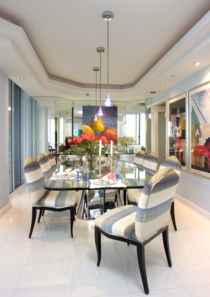 Cette image montre une salle à manger minimaliste fermée et de taille moyenne avec un mur bleu et un sol en marbre.