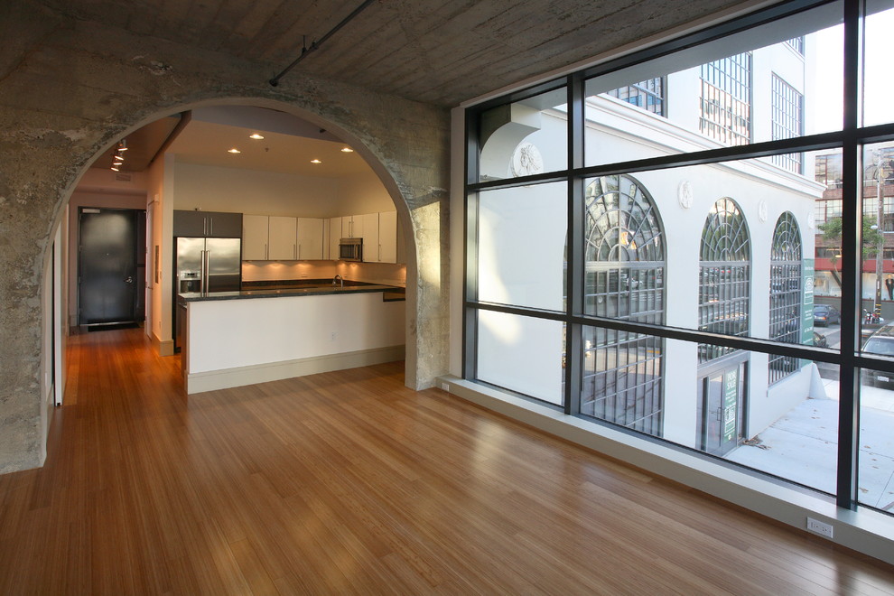 Große Moderne Wohnküche mit beiger Wandfarbe und hellem Holzboden in San Francisco