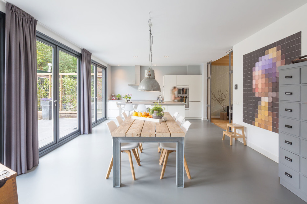 Idee per una grande sala da pranzo aperta verso la cucina contemporanea con pareti bianche e pavimento in cemento