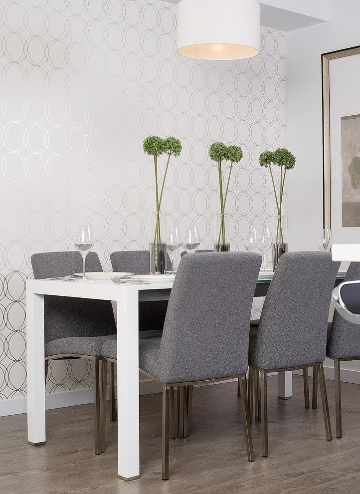 Idee per una sala da pranzo aperta verso la cucina contemporanea di medie dimensioni con pareti multicolore e pavimento in legno massello medio