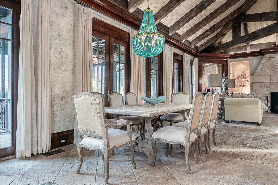 Foto di una grande sala da pranzo aperta verso la cucina con pareti beige e pavimento con piastrelle in ceramica