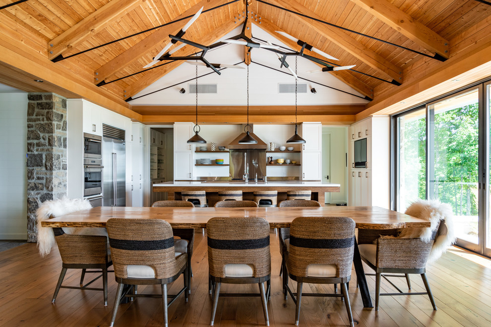 Landhausstil Wohnküche ohne Kamin mit braunem Holzboden in Toronto