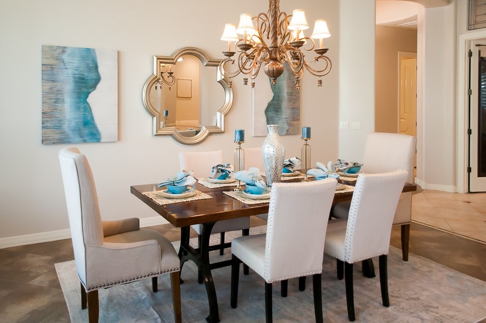 Esempio di una sala da pranzo aperta verso il soggiorno classica di medie dimensioni con pareti beige e pavimento con piastrelle in ceramica