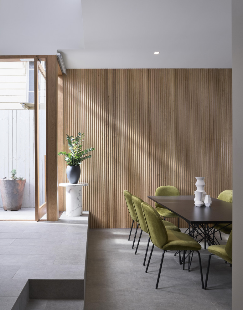 Offenes Modernes Esszimmer mit grauem Boden in Brisbane