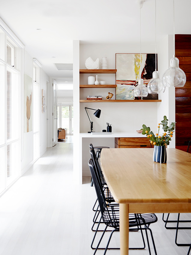 Источник вдохновения для домашнего уюта: кухня-столовая среднего размера в современном стиле с белыми стенами, светлым паркетным полом и белым полом