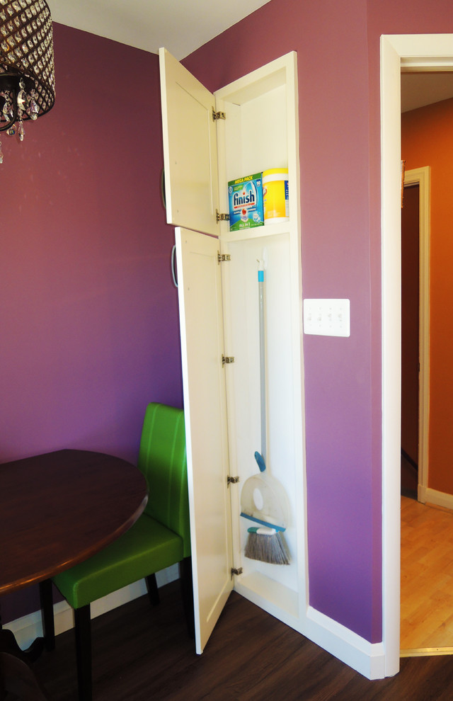 Exempel på en liten eklektisk separat matplats, med laminatgolv, brunt golv och rosa väggar