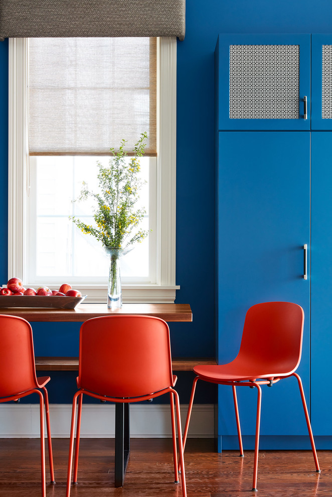 Foto di una sala da pranzo design con pareti blu, pavimento in legno massello medio e pavimento marrone