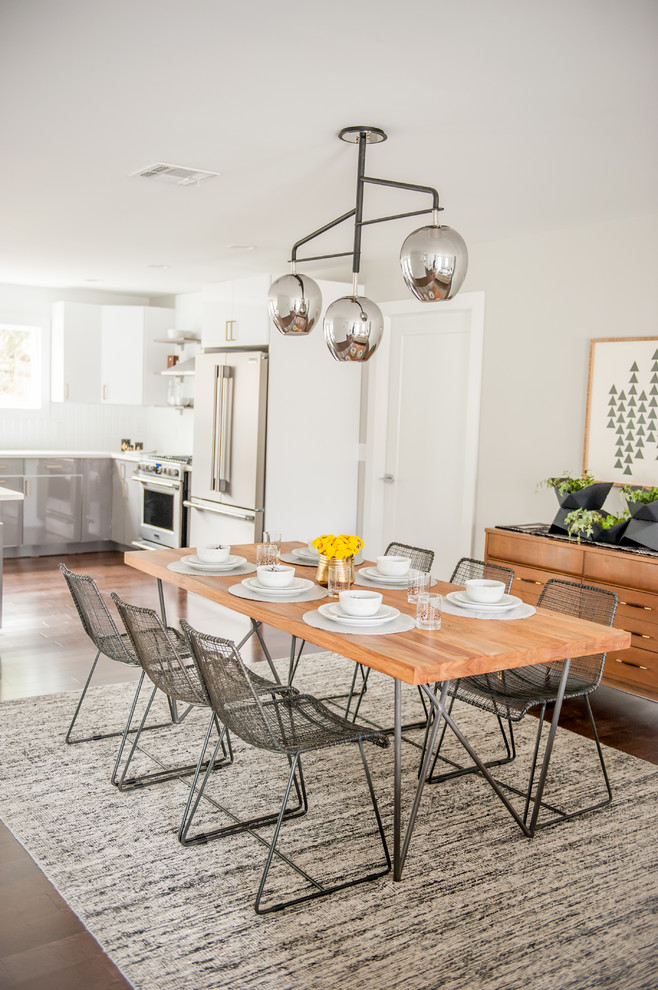 Источник вдохновения для домашнего уюта: большая кухня-столовая в стиле модернизм с серыми стенами, паркетным полом среднего тона и коричневым полом