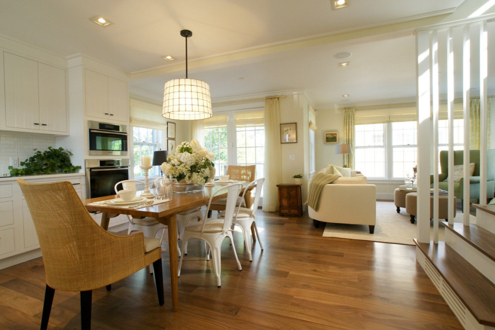 Esempio di una sala da pranzo aperta verso la cucina classica di medie dimensioni con pareti gialle, pavimento in legno massello medio e nessun camino