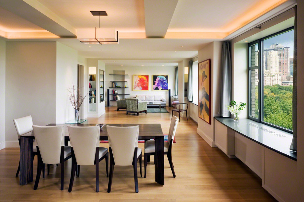 Cette image montre une salle à manger design avec un mur beige et un sol en bois brun.