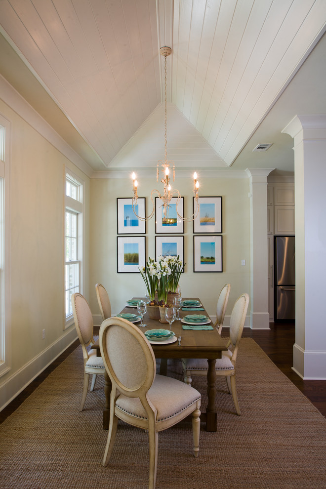 Immagine di una sala da pranzo aperta verso il soggiorno tradizionale di medie dimensioni con pareti beige e parquet scuro