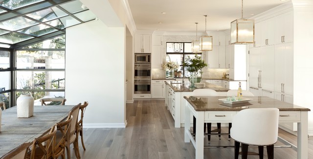 Стильный дизайн: кухня-столовая среднего размера в стиле кантри с бежевыми стенами, паркетным полом среднего тона и коричневым полом - последний тренд