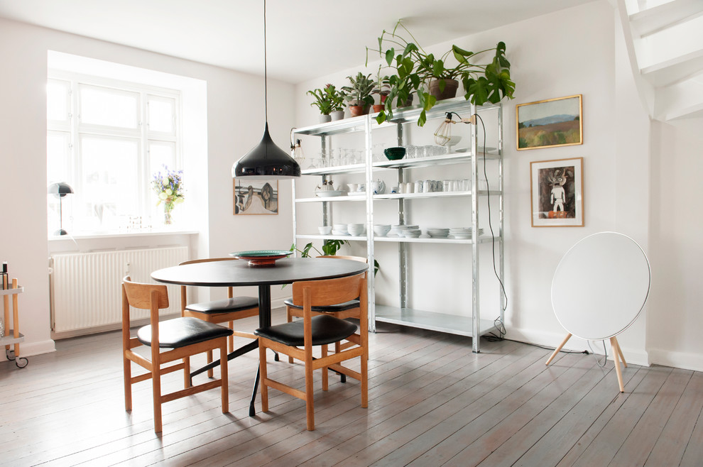 Foto di una sala da pranzo scandinava con pareti bianche, pavimento in legno verniciato e pavimento grigio