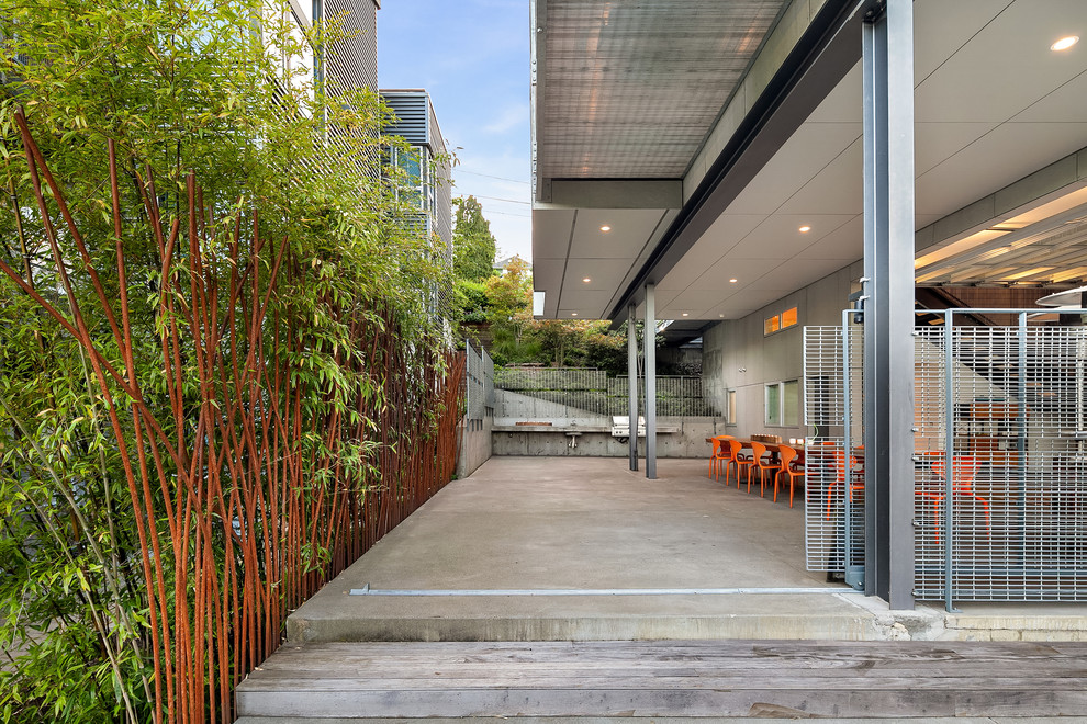 Geräumige Moderne Wohnküche mit weißer Wandfarbe, Betonboden und grauem Boden in Seattle
