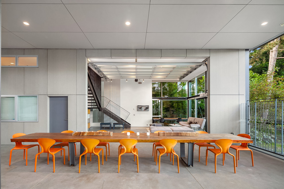 Geräumiges Modernes Esszimmer mit Betonboden, grauem Boden und grauer Wandfarbe in Seattle