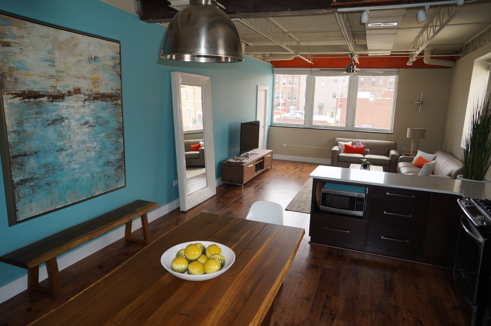 Idéer för att renovera ett mellanstort funkis kök med matplats, med blå väggar och mellanmörkt trägolv