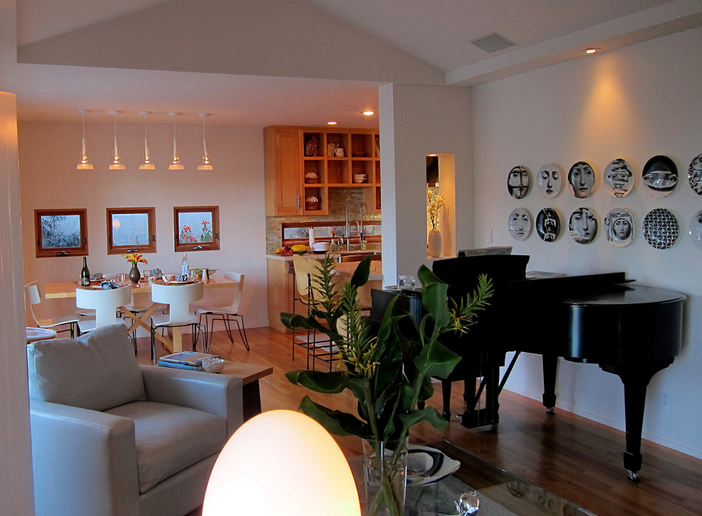 Immagine di una sala da pranzo aperta verso la cucina minimal di medie dimensioni con pareti bianche, parquet chiaro e pavimento marrone