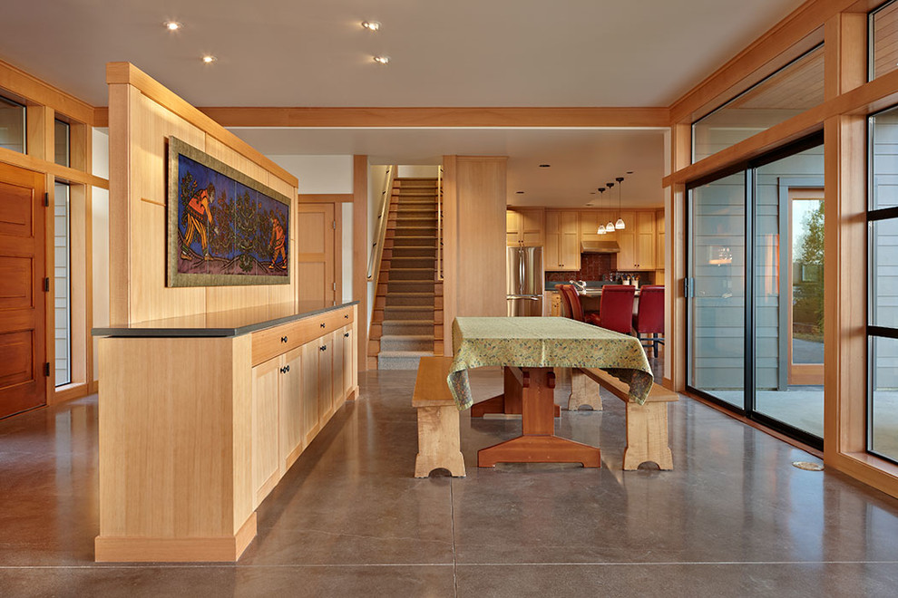 На фото: гостиная-столовая среднего размера в стиле ретро с бетонным полом, серым полом, белыми стенами и стандартным камином