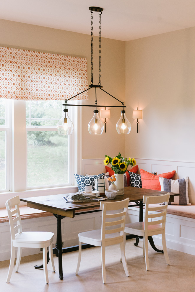 Ispirazione per una sala da pranzo classica con pareti beige e pavimento beige