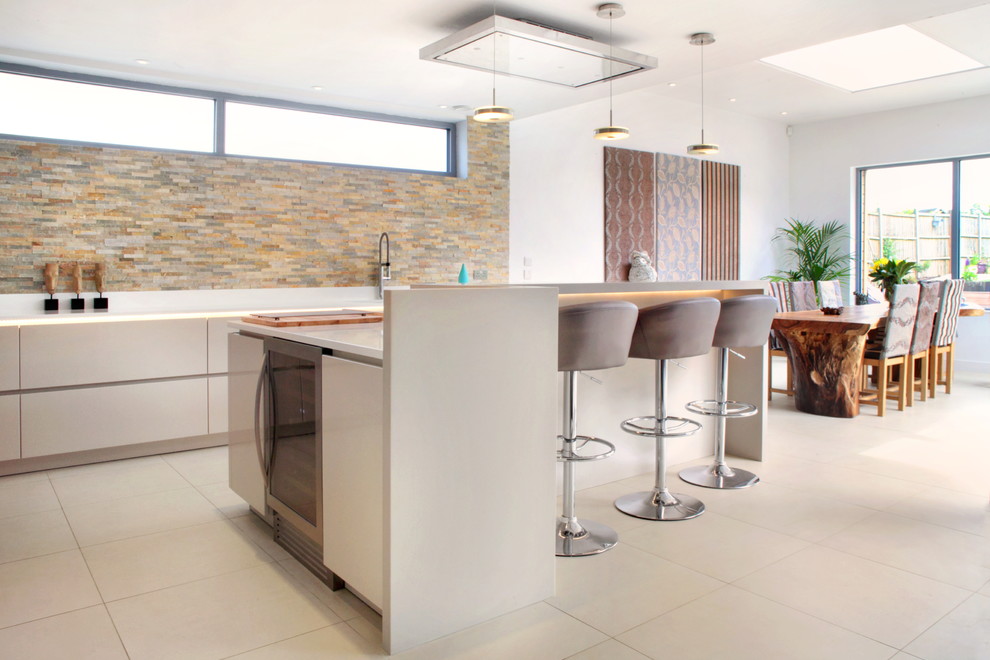 Esempio di una grande sala da pranzo aperta verso la cucina minimalista con pavimento in gres porcellanato