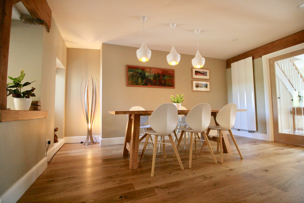 Immagine di una sala da pranzo aperta verso la cucina contemporanea di medie dimensioni con pareti beige, parquet chiaro e pavimento beige