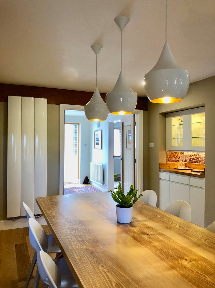 Exemple d'une salle à manger ouverte sur la cuisine tendance de taille moyenne avec un mur beige, parquet clair et un sol beige.