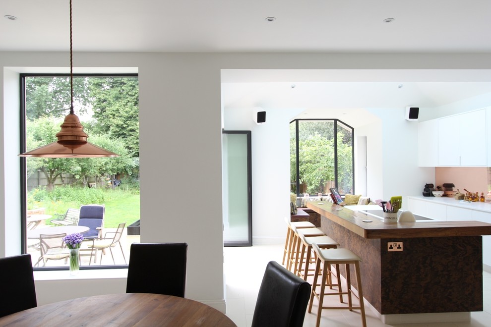 Große Moderne Wohnküche ohne Kamin mit weißer Wandfarbe und Keramikboden in London