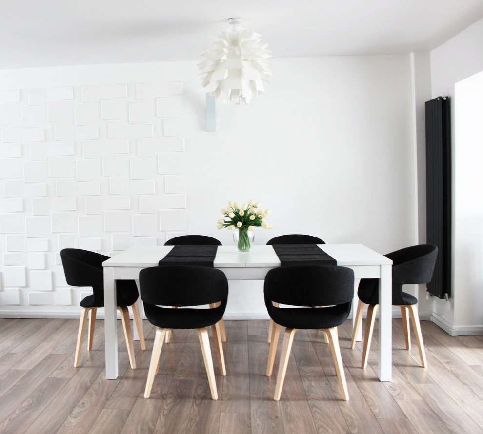 Источник вдохновения для домашнего уюта: гостиная-столовая среднего размера в стиле модернизм с белыми стенами и полом из фанеры без камина