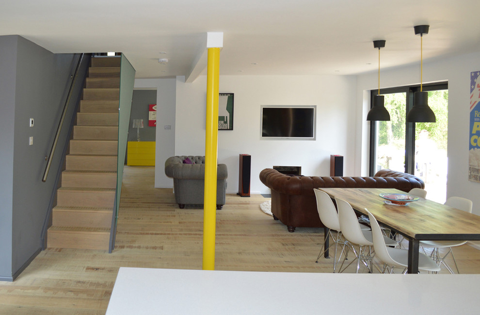 Источник вдохновения для домашнего уюта: гостиная-столовая среднего размера в современном стиле с белыми стенами и светлым паркетным полом