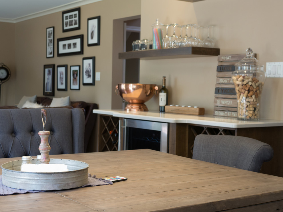 Idee per una sala da pranzo aperta verso la cucina classica con pareti beige, pavimento in legno verniciato e pavimento marrone