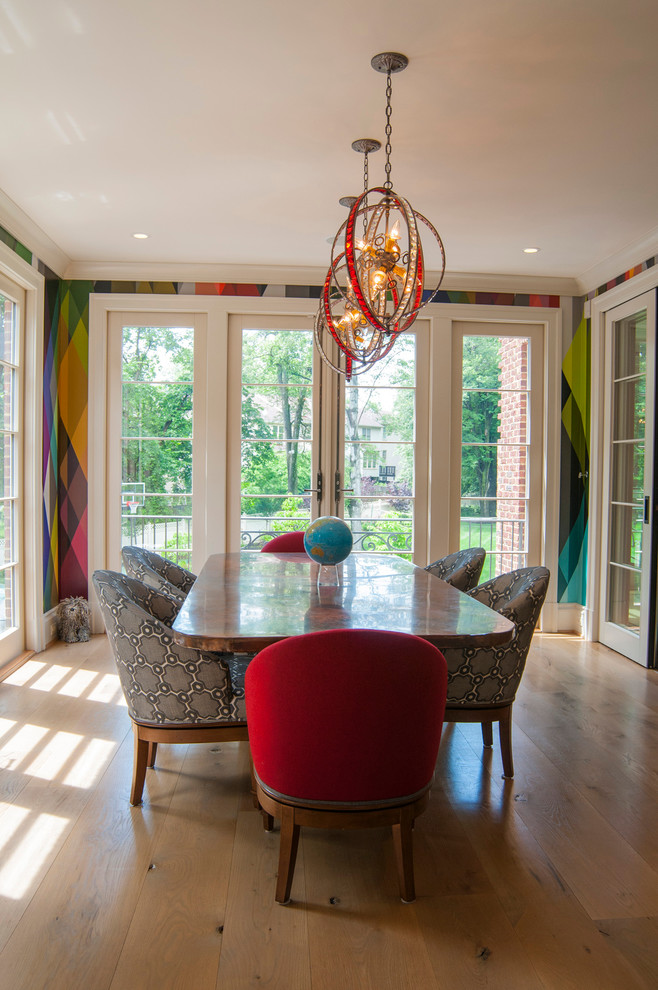 Ispirazione per una sala da pranzo minimal con pareti multicolore e pavimento in legno massello medio