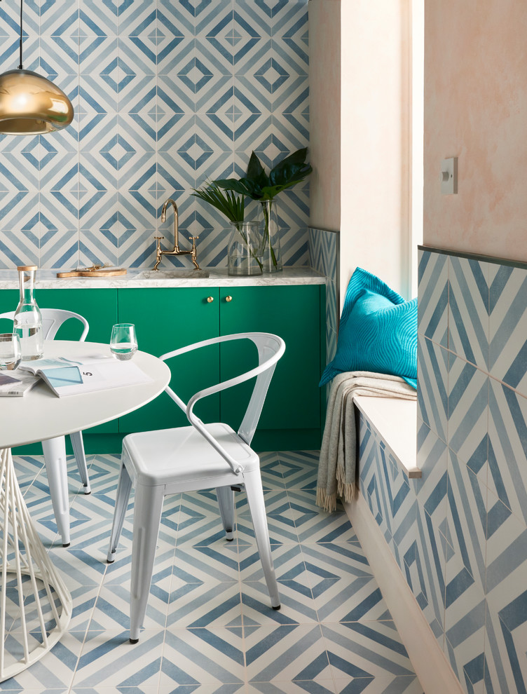 Inspiration pour une salle à manger design avec un sol en carrelage de céramique et un sol bleu.