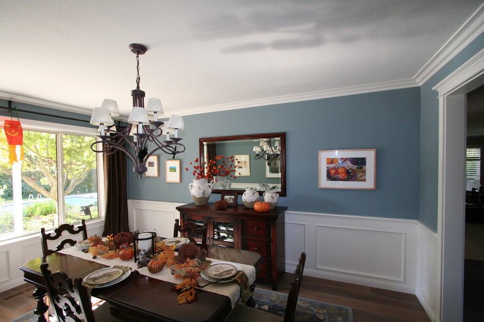 Idéer för ett mellanstort klassiskt kök med matplats, med blå väggar och mellanmörkt trägolv