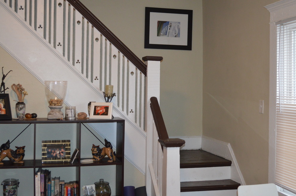 インディアナポリスにある低価格の小さなトラディショナルスタイルのおしゃれな階段の写真